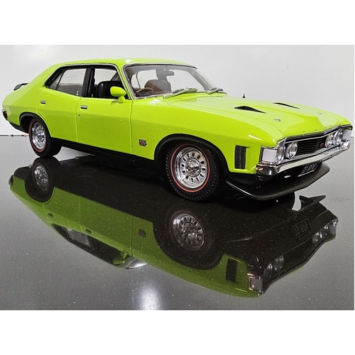  1:18 Ford Falcon XA GT 1973 RPO83 Sedan - Lime Green 