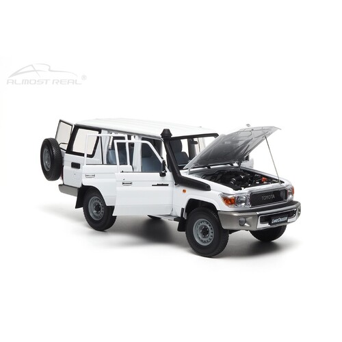 1:18 Die-cast Replica TOYOTA LAND CRUISER 76 - 2017 - White